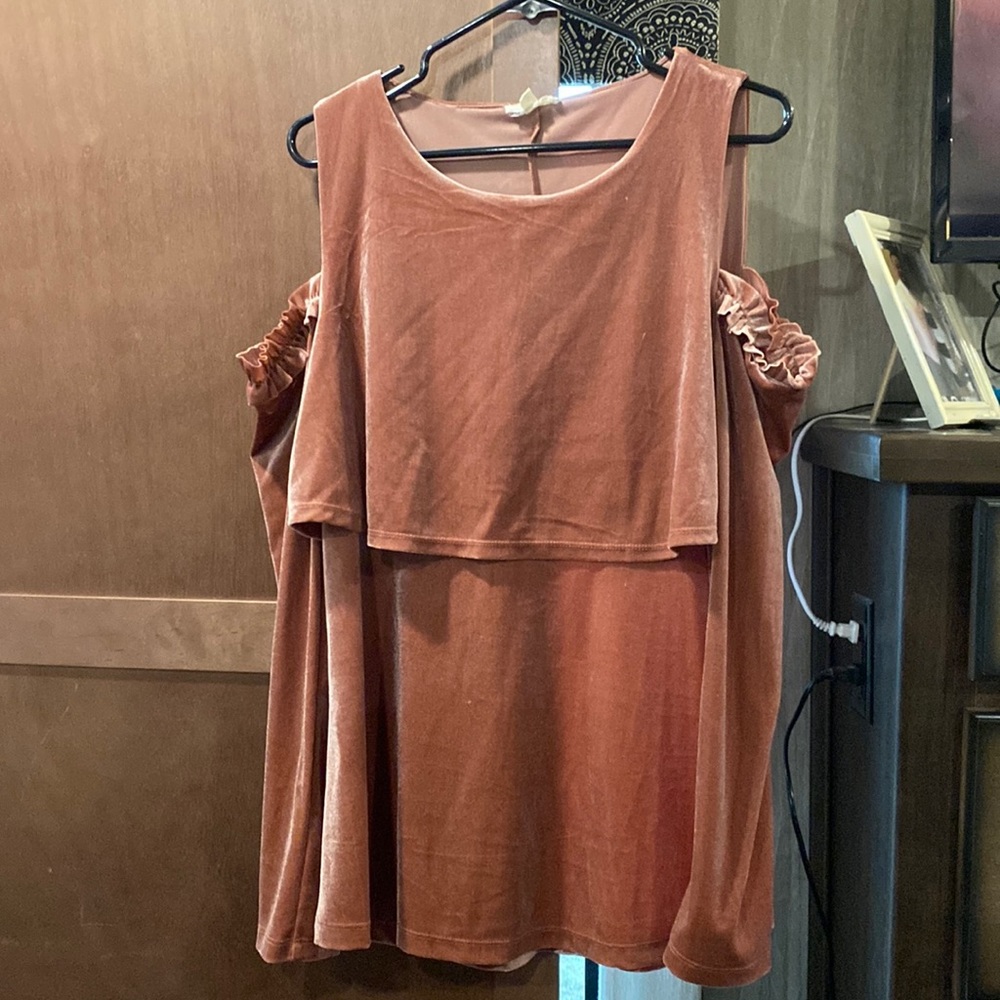 Easel Velvet Cold Shoulder Top #5